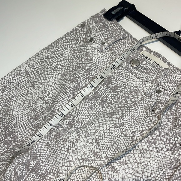 Denim Forum Aritzia The Lola High Rise Skinny Crop Jeans Snake Skin Size 26 - Picture 9 of 11
